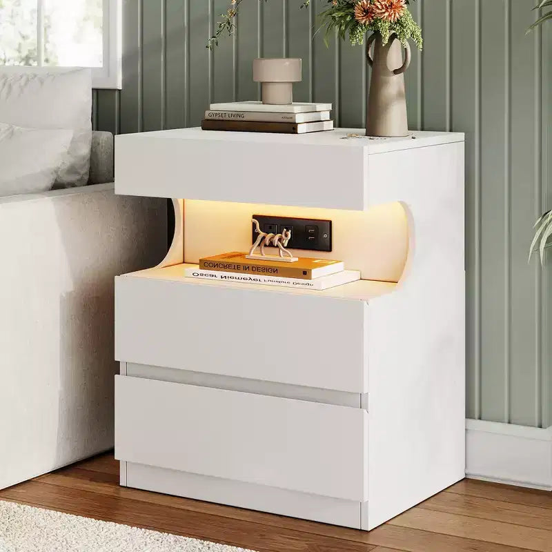 Table de chevet en bois à 3 tiroirs avec station de charge 62,5 cm (H) x 50 cm (L) x 38 cm (P)